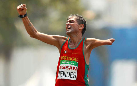Manuel Mendes na sua chegada à meta nos Jogos Paraolímpicos disputados no Rio de Janeiro Manuel Mendes na sua chegada à meta nos Jogos Paraolímpicos disputados no Rio de Janeiro